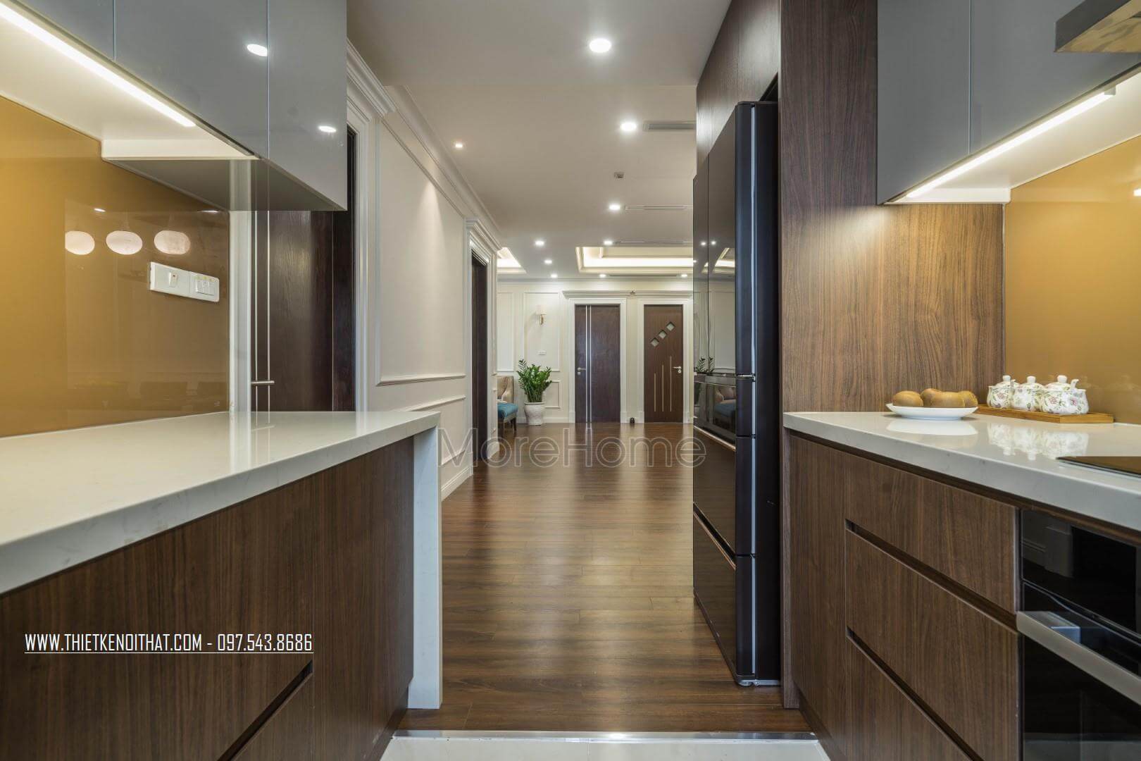 Tủ bếp đảo cao cấp được tạo nên bởi chất liệu gỗ acrylic bóng gương nhập khẩu và gỗ laminate vân gỗ cho không gian phòng bếp này Tủ bếp acrylic